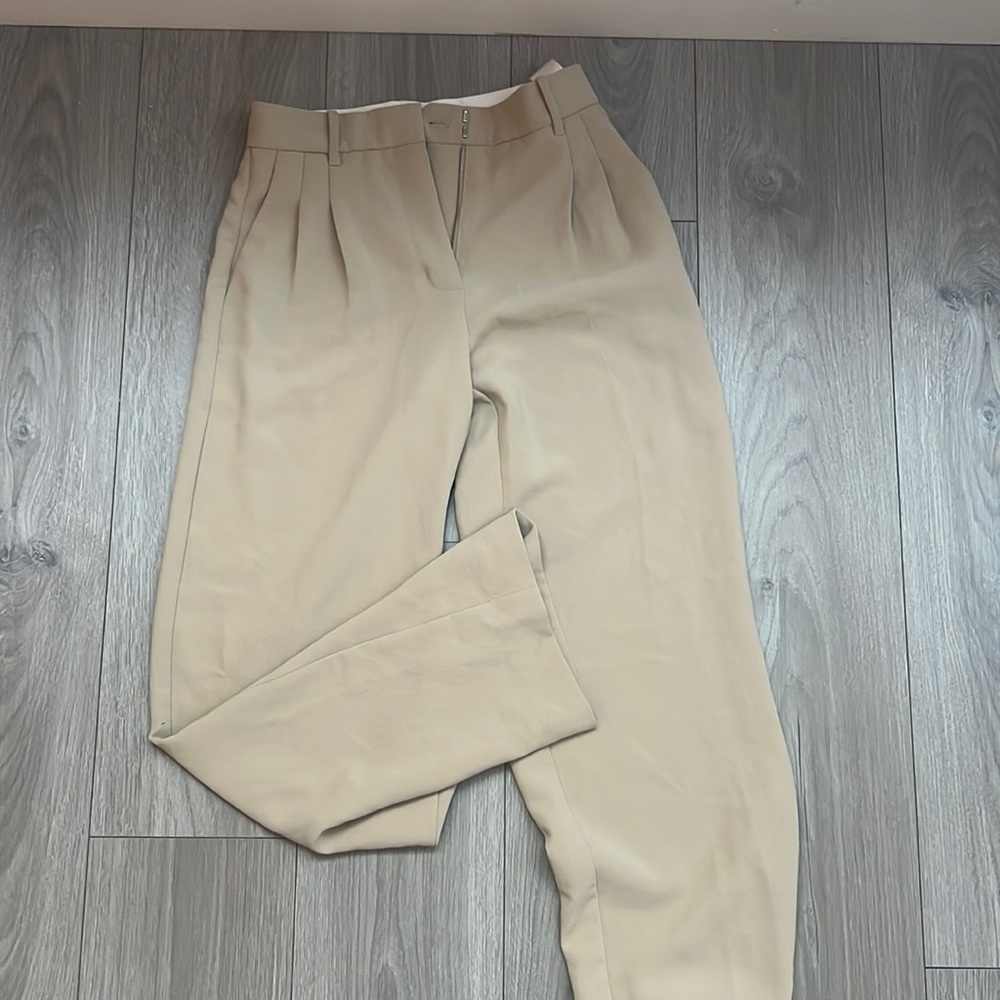 Aritzia Effortless Pant size 4